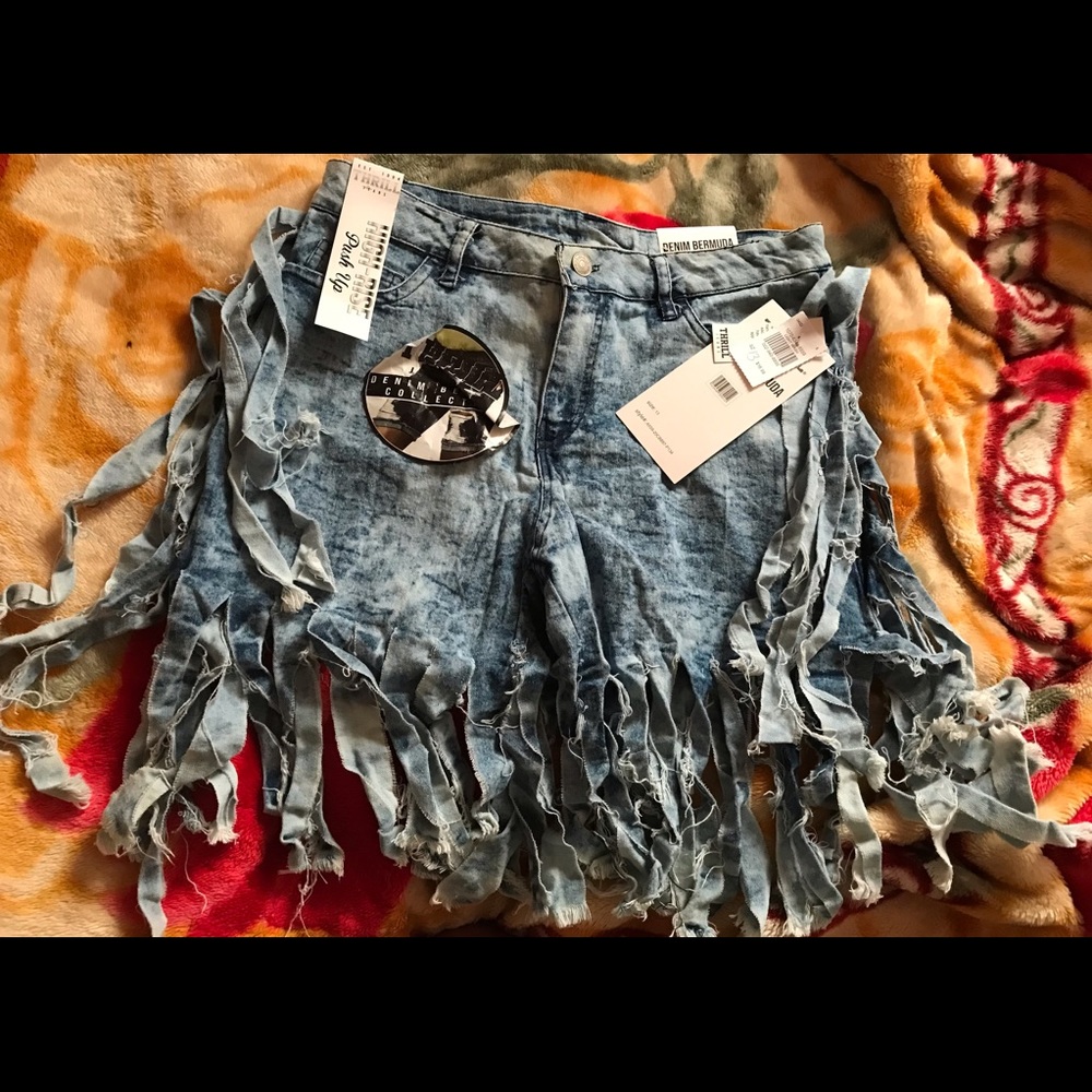 SHREDDED JEAN SHORTS